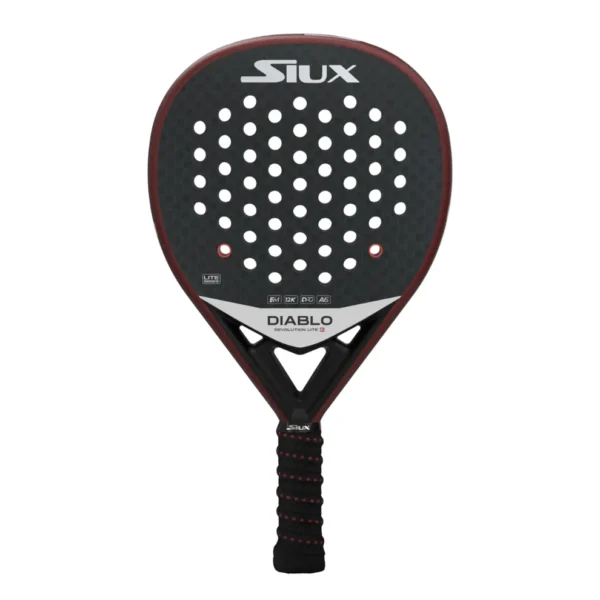 Siux har designat Diablo Revolution Lite 3 som en förlängning av Pro-versionen för medelgoda till avancerade padelspelare. Den är byggd med en hybridform och har en medelbalans, vilket ger racket ett mediumtouch tack vare dess 12K kolfiberyta och medel-EVA-kärna. Dessa egenskaper gör den till det perfekta mångsidiga racket för alla situationer och spelstilar